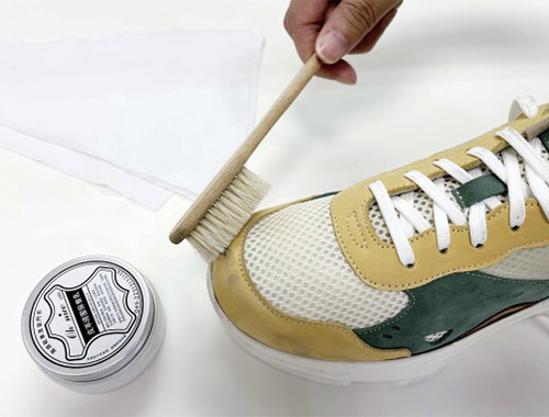 1-1. 使用軟刷輕刷去除鞋面髒污