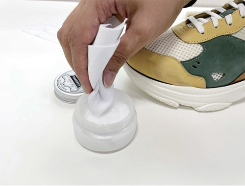 1-2.使用化妝棉或棉布沾取適量